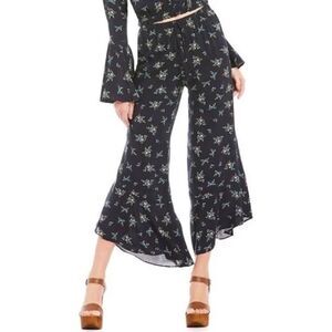 Cheslea & Violet Floral Resort Breeze Ruffled Wide Leg Pants Blue Size Small